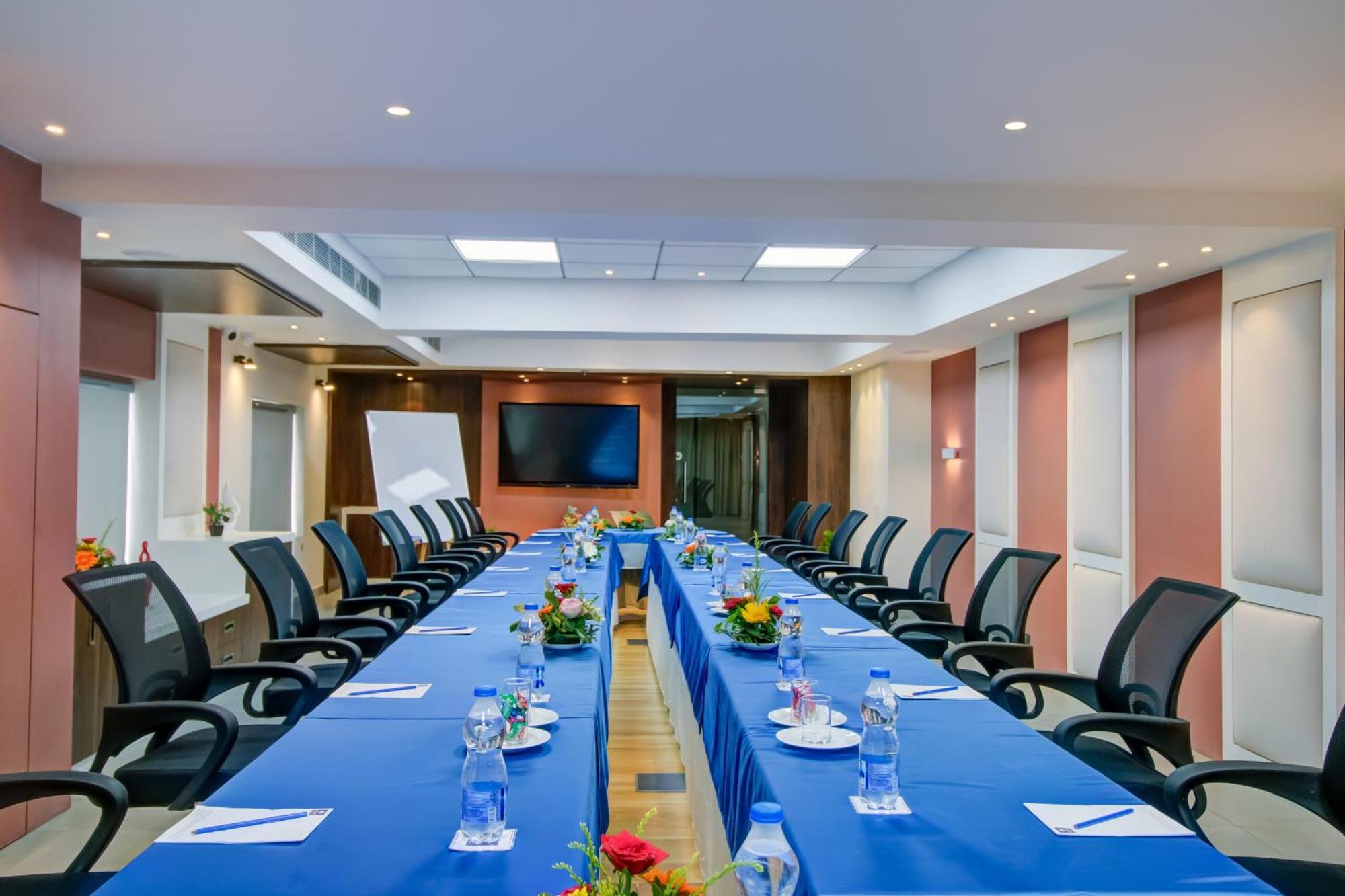 Cozzet Victoria Hotel Bhubaneswar Buitenkant foto